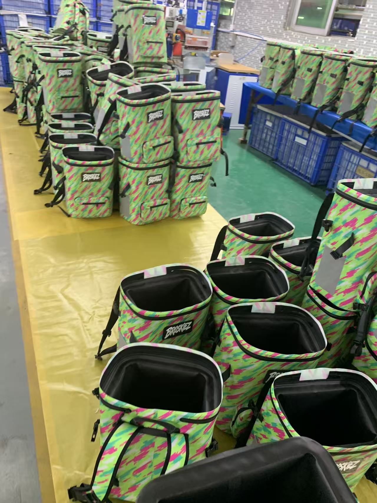 Sinimulan ng Yifulong Outdoor ang Mass Production ng Custom Soft Cooler Backpack Order para sa Overseas Brand